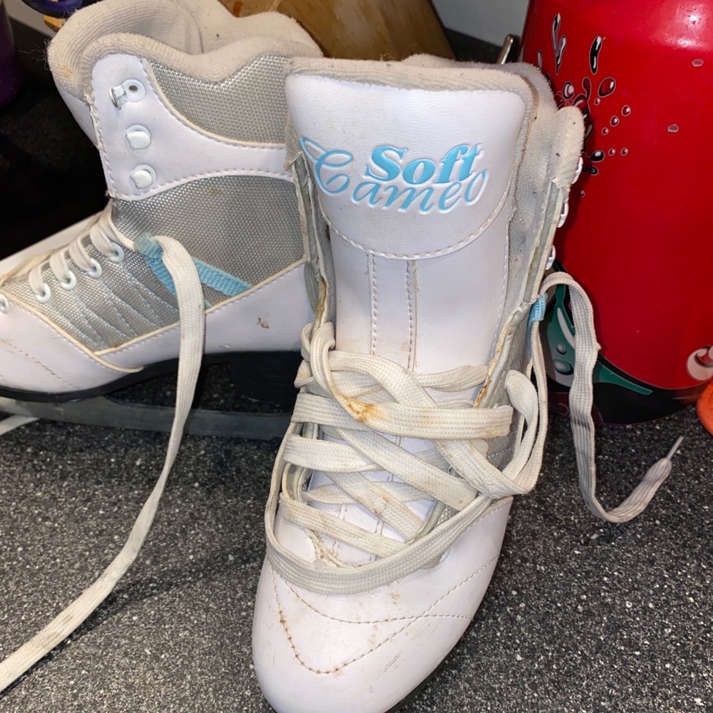 Soft cameo ice skates